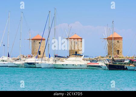 La ville de Rhodes, le port de Mandraki doublure de moulins à vent sur l'île de Rhodes, Dodécanèse, Grèce Banque D'Images