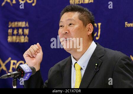 Takashi Tachibana, candidat au poste de gouverneur de Tokyo, prend la parole lors d'une conférence de presse au Foreign Corintins' Club of Japan le 16 juin 2020, à Tokyo, au Japon. L'élection du gouverneur aura lieu le 5 juillet. Credit: Rodrigo Reyes Marin/AFLO/Alay Live News Banque D'Images