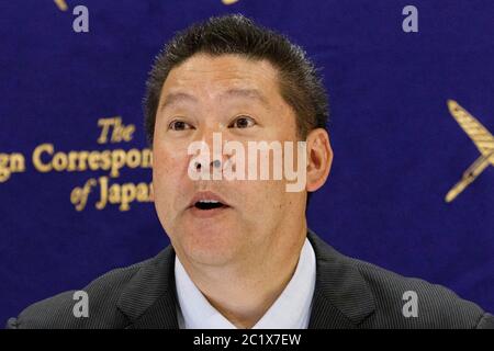 Takashi Tachibana, candidat au poste de gouverneur de Tokyo, prend la parole lors d'une conférence de presse au Foreign Corintins' Club of Japan le 16 juin 2020, à Tokyo, au Japon. L'élection du gouverneur aura lieu le 5 juillet. Credit: Rodrigo Reyes Marin/AFLO/Alay Live News Banque D'Images