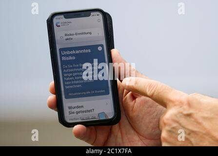 Berlin, Allemagne. 16 juin 2020. Timothée Höttges, PDG du géant allemand des télécommunications Deutsche Telekom AG, récupère un smartphone lors de la présentation de l'application d'avertissement corona officielle dans sa main, sur laquelle est présentée l'application d'avertissement corona officielle. Le gouvernement allemand compte sur une large utilisation volontaire de la nouvelle application d'avertissement contre le nouveau virus corona. Crédit: Hannibal Hanschke/Reuters Pool/dpa/Alay Live News Banque D'Images