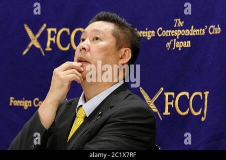 Takashi Tachibana, candidat au poste de gouverneur de Tokyo, assiste à une conférence de presse au Foreign Corintins' Club of Japan le 16 juin 2020, à Tokyo, au Japon. L'élection du gouverneur aura lieu le 5 juillet. Credit: Rodrigo Reyes Marin/AFLO/Alay Live News Banque D'Images