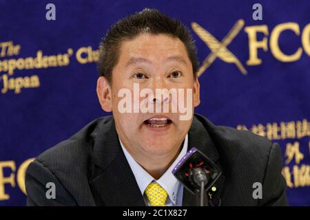 Takashi Tachibana, candidat au poste de gouverneur de Tokyo, prend la parole lors d'une conférence de presse au Foreign Corintins' Club of Japan le 16 juin 2020, à Tokyo, au Japon. L'élection du gouverneur aura lieu le 5 juillet. Credit: Rodrigo Reyes Marin/AFLO/Alay Live News Banque D'Images