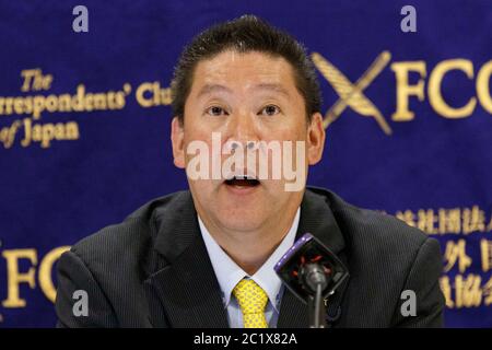 Takashi Tachibana, candidat au poste de gouverneur de Tokyo, prend la parole lors d'une conférence de presse au Foreign Corintins' Club of Japan le 16 juin 2020, à Tokyo, au Japon. L'élection du gouverneur aura lieu le 5 juillet. Credit: Rodrigo Reyes Marin/AFLO/Alay Live News Banque D'Images