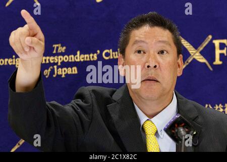 Takashi Tachibana, candidat au poste de gouverneur de Tokyo, prend la parole lors d'une conférence de presse au Foreign Corintins' Club of Japan le 16 juin 2020, à Tokyo, au Japon. L'élection du gouverneur aura lieu le 5 juillet. Credit: Rodrigo Reyes Marin/AFLO/Alay Live News Banque D'Images