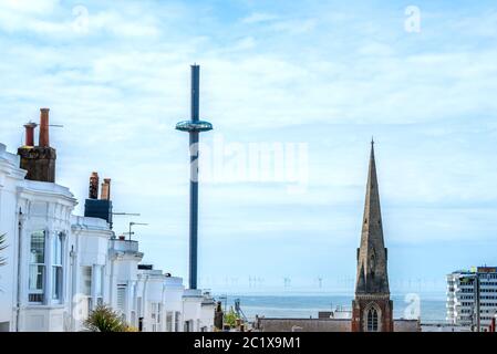 Brighton, Royaume-Uni, 15 juin 2020 : vue de Brighton, y compris le i360, le parc éolien de Rampion et la spire de l'église Sainte-Marie-Madeleine Banque D'Images