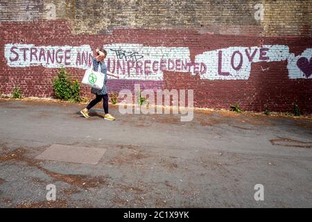 Brighton, Royaume-Uni, 15 juin 2020 : vue de Brighton avec art de la rue déclarant « l'amour sans précédent » Banque D'Images