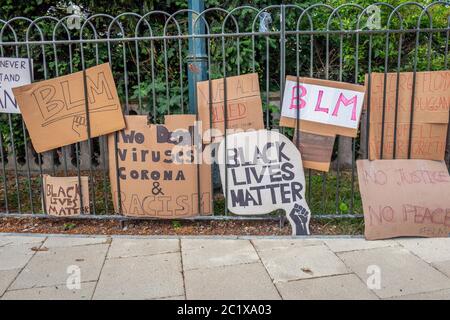 Brighton, Royaume-Uni, 15 juin 2020 : vue de Brighton avec des plaques de protestation « Black Lives Matter » laissées dans la clôture du Pavillon Royal Banque D'Images