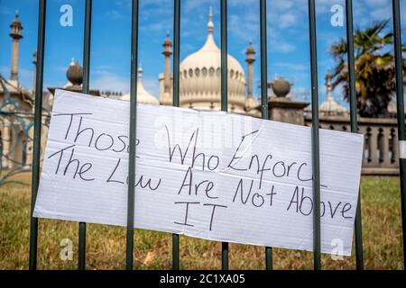 Brighton, Royaume-Uni, 15 juin 2020 : vue de Brighton avec des plaques de protestation « Black Lives Matter » laissées dans la clôture du Pavillon Royal Banque D'Images