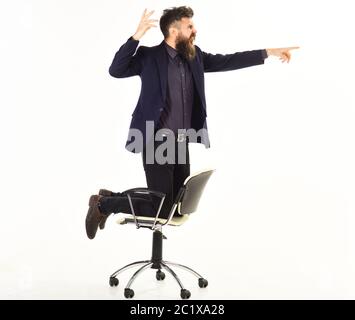 un homme en colère avec une longue barbe accuse quelqu'un dans une discussion. Isolé sur fond blanc. Banque D'Images