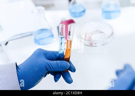 Gros plan. Scientifique marquant une boîte de Petri avec des bactéries virales. Banque D'Images