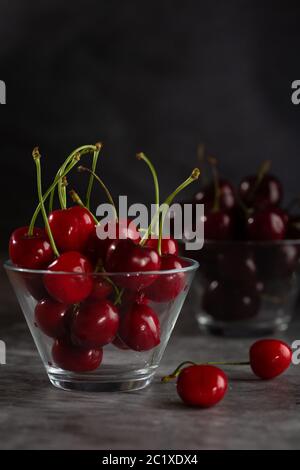 Deux bols de cerise sucrée sur la table Banque D'Images