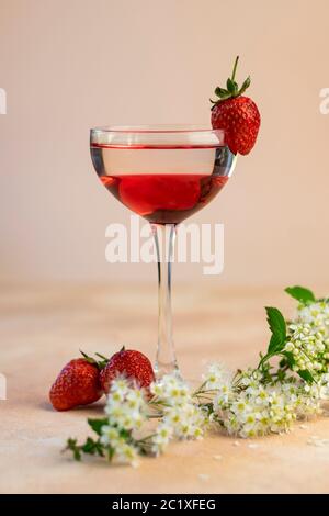 mise au point sélective, cocktail de fraises en couches dans un grand verre avec baies de fraises Banque D'Images