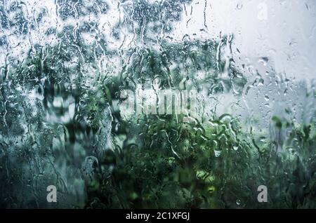 Gouttes de pluie sur la fenêtre. Photo d'un orage. Banque D'Images