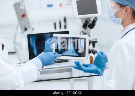 scientifiques dans les masques protecteurs discutant des résultats des tests. Banque D'Images