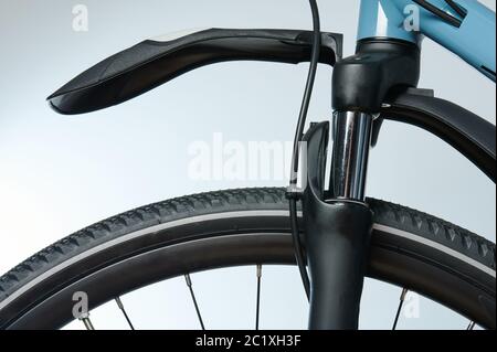 Fourche noire de choc de bycicle installée sur un vélo moderne Banque D'Images