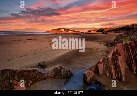 Coucher de soleil sur Burgh Island Hotel depuis la plage de Bigbury Banque D'Images