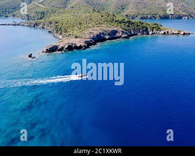 Vue aérienne de la scène côtière depuis la zone de protection marine de la baie de Gokova Marmaris Turquie Banque D'Images