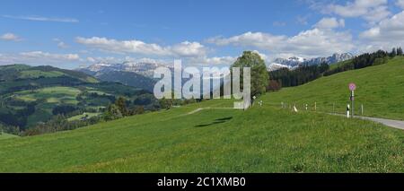 Paysage en Emmental / Suisse avec montagnes et prairies alpines. Banque D'Images