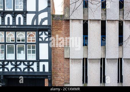 Béton et Tudor à Chester. Vue depuis les murs autour de Chester jusqu'au parking brutal NCP sur Pepper Street. Banque D'Images