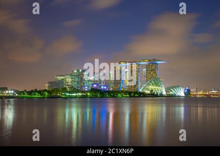 Vue sur la ville de Singapour depuis Marina barrage à Singapour Banque D'Images