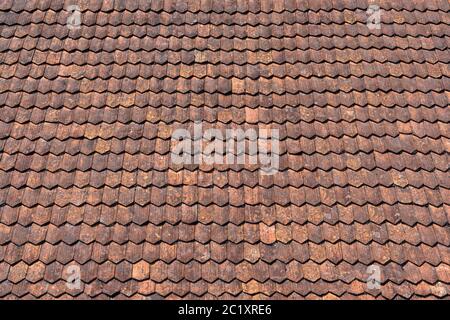 Détail d'une surface de toit faite de vieux tuiles de toit brun rouge Banque D'Images