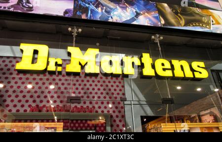 Logo du Dr Martens vu dans l'une de leurs branches. Banque D'Images