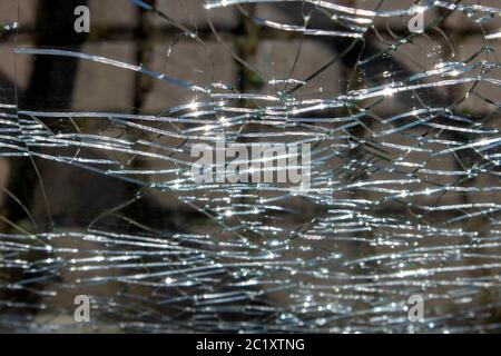 bris de verre à un abri d'arrêt de bus Banque D'Images