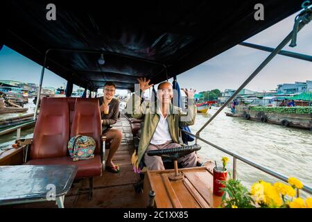 CAN Tho, Vietnam - février 2020 : marché flottant du matin Cai rang. Un boatman avec un jeune touriste charmant. Marché local de produits frais. Banque D'Images