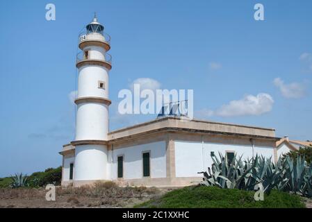 Phare de Cap blanc, construit en 1862, près de Llucmajor, côte sud de Majorque, août. Banque D'Images