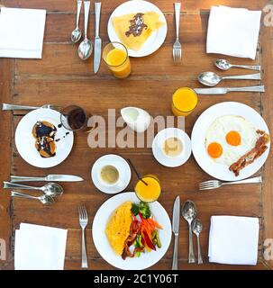 Petit déjeuner continental avec crêpes, œufs, bacon, jus d'orange et café Banque D'Images