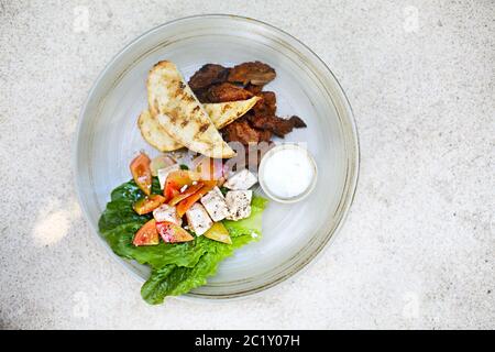 Rôti de boeuf, tofu, tomates, salade et légumes Banque D'Images