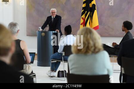 Berlin, Allemagne. 16 juin 2020. Le président fédéral Frank-Walter Steinmeier (M) s'adresse à ses invités lors d'une discussion en groupe sur les expériences de racisme et de discrimination à Schloss Bellevue. Steinmeier a appelé la société allemande à prendre une position active contre le racisme et à examiner de manière critique son propre comportement. Crédit: Annegert Hilse/Reuters Pool/dpa/Alamy Live News Banque D'Images