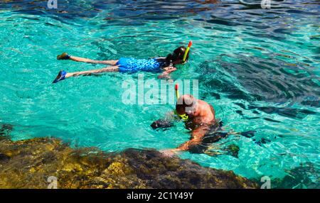 Gens faisant de la plongée en apnée dans la mer méditerranée, Malte Banque D'Images