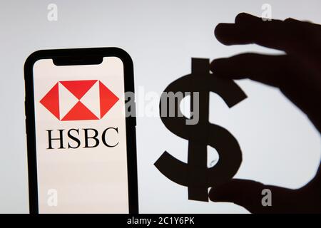 LONDRES, Royaume-Uni - juin 2020 : journal bancaire financier HSBC avec signe dollar Banque D'Images