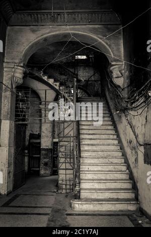 Escalier descendant dans un ancien bâtiment, centre de la vieille ville, la Havane Vieja, la Havane, Cuba Banque D'Images