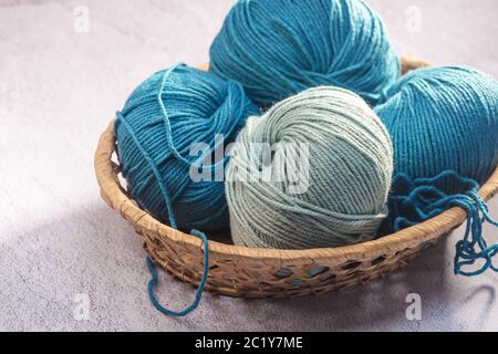 balles de fil de couleur dans un panier en osier gros plan Banque D'Images