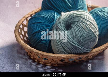 balles de fil de couleur dans un panier en osier gros plan Banque D'Images