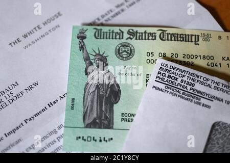 Lettre de la Maison Blanche pour un chèque d'aide d'urgence à la majorité des contribuables américains, avec la signature du président américain Donald J. Trump. Banque D'Images