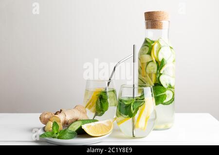 Eau de verre et tubes métalliques pour l'amincissement ou la perfusion d'eau avec citron, menthe, concombre et gingembre. Concept zéro déchet. Banque D'Images