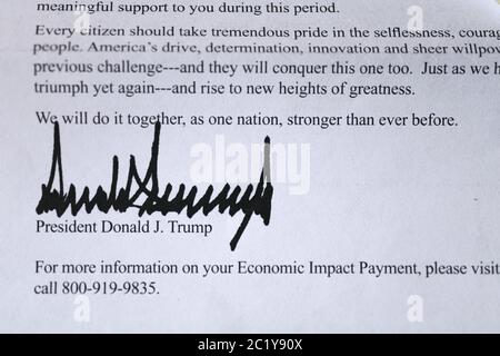 Lettre de la Maison Blanche pour un chèque d'aide d'urgence à la majorité des contribuables américains, avec la signature du président américain Donald J. Trump. Banque D'Images