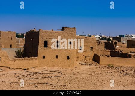 Les maisons traditionnelles en brique de boue en ruines et partiellement restaurées à Al Majmaah, en Arabie Saoudite Banque D'Images