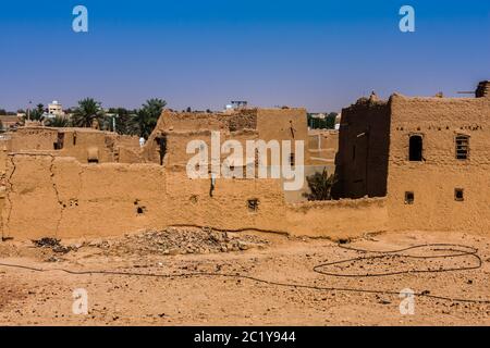 Les maisons traditionnelles en brique de boue en ruines et partiellement restaurées à Al Majmaah, en Arabie Saoudite Banque D'Images