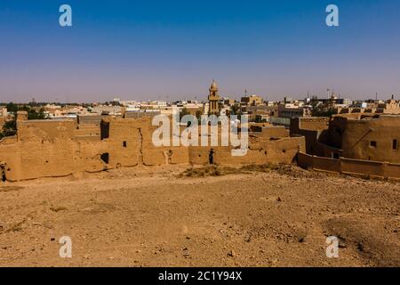 Les maisons traditionnelles en brique de boue en ruines et partiellement restaurées à Al Majmaah, en Arabie Saoudite Banque D'Images