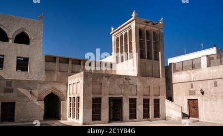 Vue extérieure de la maison et de la mosquée Sheikh ISA Bin Ali Al Khalifa, Manama, Bahreïn Banque D'Images