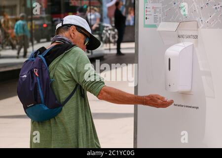 Oxford Street, Londres, Royaume-Uni. 16 juin 2020. Pandémie de coronavirus : nouveaux postes de désinfectant pour les mains à Londres, magasins non essentiels rouverts le 15 juin. Crédit : Matthew Chattle/Alay Live News Banque D'Images