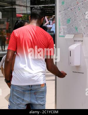 Oxford Street, Londres, Royaume-Uni. 16 juin 2020. Pandémie de coronavirus : nouveaux postes de désinfectant pour les mains à Londres, magasins non essentiels rouverts le 15 juin. Crédit : Matthew Chattle/Alay Live News Banque D'Images