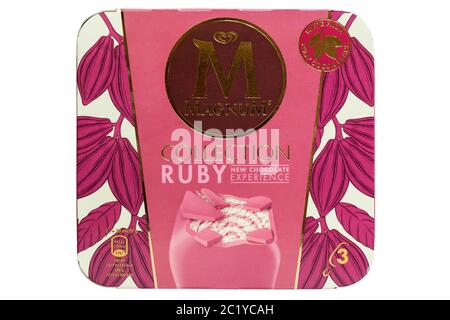 Box of Magnum Collection Ruby nouvelle expérience au chocolat fait de ruby cacao haricots icecreams glaces isolées sur fond blanc - Royaume-Uni Banque D'Images