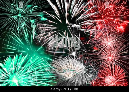 Arrière-plan vert et rouge feux d'artifice Banque D'Images