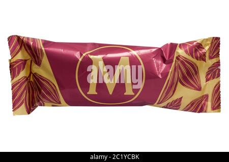 Magnum Collection Ruby nouvelle expérience chocolat fait à partir de ruby cacao haricots glace de glace de glace isolée sur fond blanc - Royaume-Uni Banque D'Images