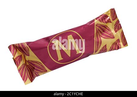 Magnum Collection Ruby nouvelle expérience chocolat fait à partir de ruby cacao haricots glace de glace de glace isolée sur fond blanc - Royaume-Uni Banque D'Images